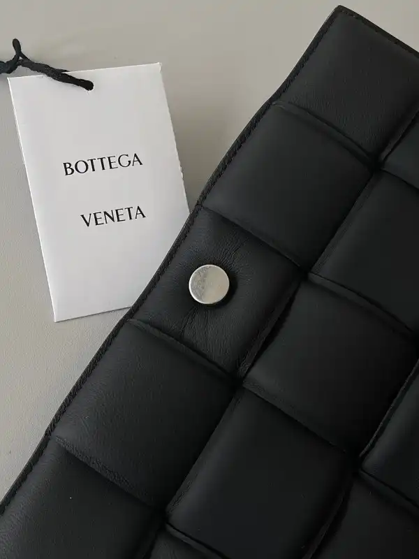 First Bag Ru BOTTEGA VENETA THE CHAIN CASSETTE