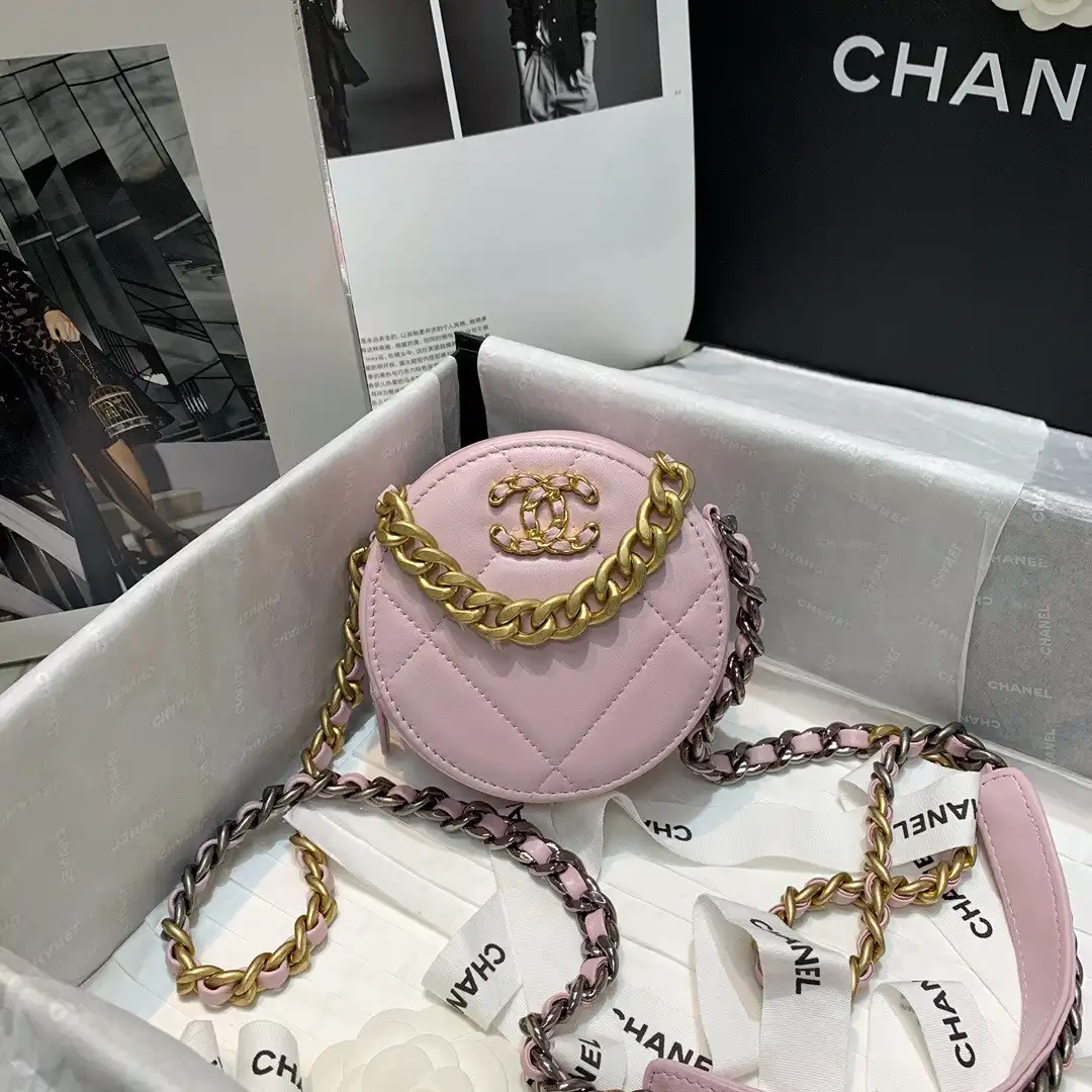 First bag ru CHANEL 19 CHANELUTCH WITH CHAIN