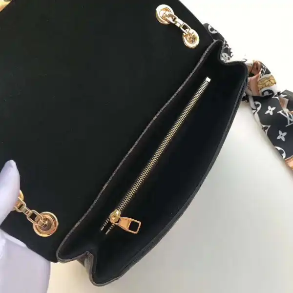 First bag ru Louis Vuitton PALLAS CHAIN