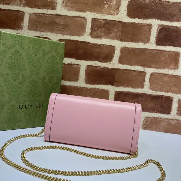 First bag ru Gucci Diana chain wallet with bamboo