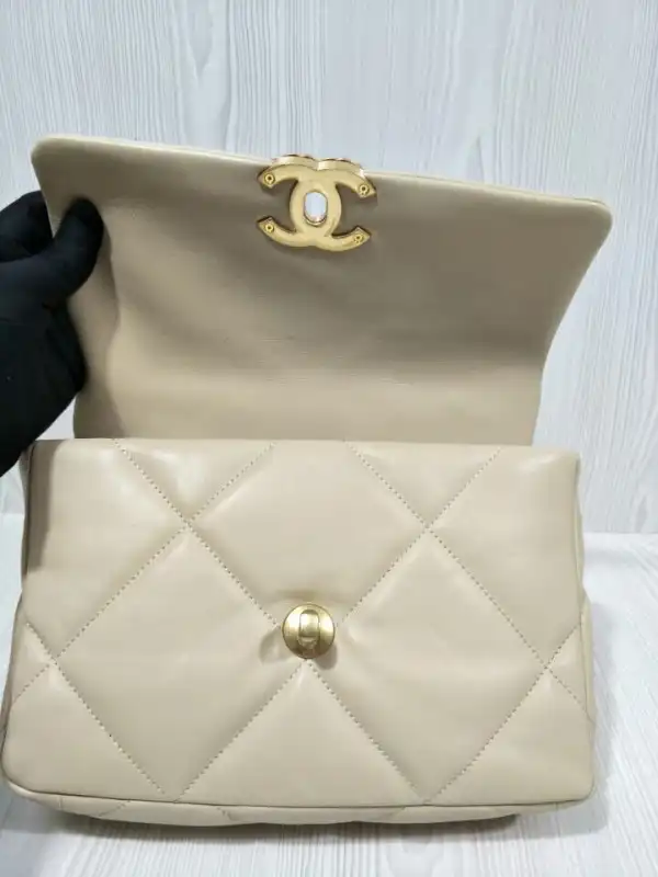 First bag ru CHANEL 19 FLAP BAG