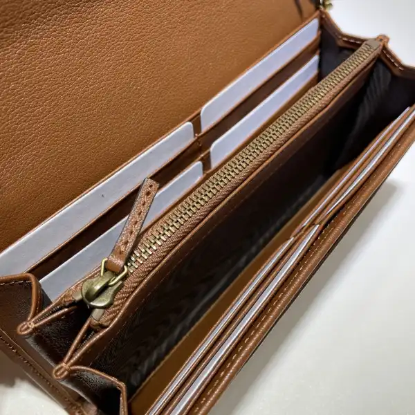 First bag ru Gucci Diana chain wallet with bamboo