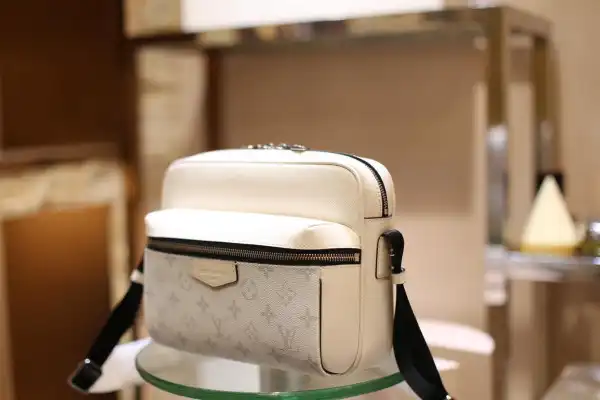 Louis Vuitton Messenger