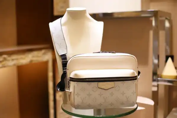 Louis Vuitton Messenger