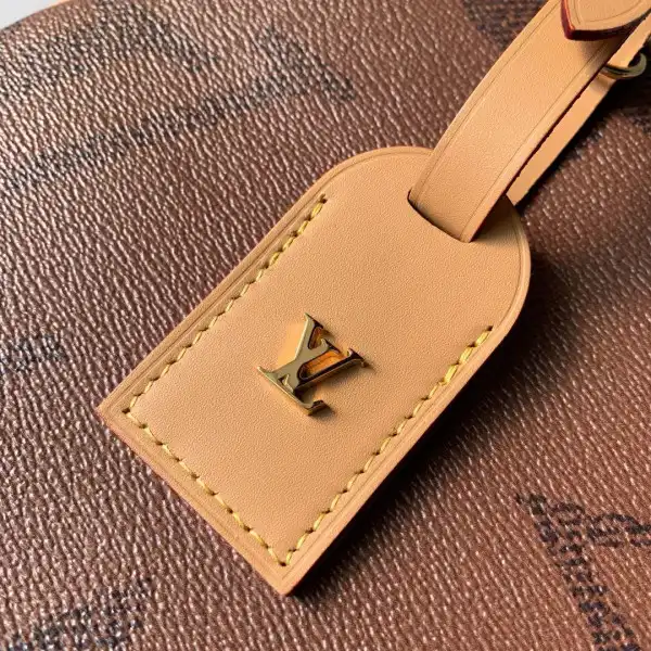 First bag ru Louis Vuitton PETITE BOITE CHAPEAU