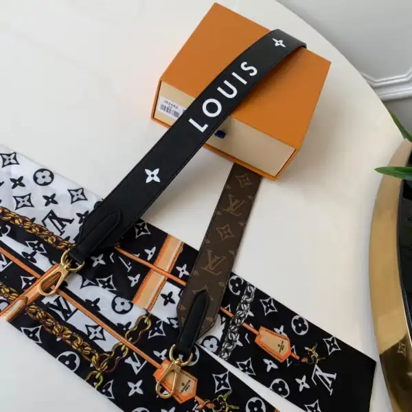 First bag ru LOUIS VUITTON MONOGRAM STRAP