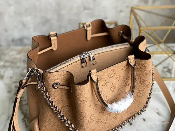 First bag ru LOUIS VUITTON BELLA TOTE