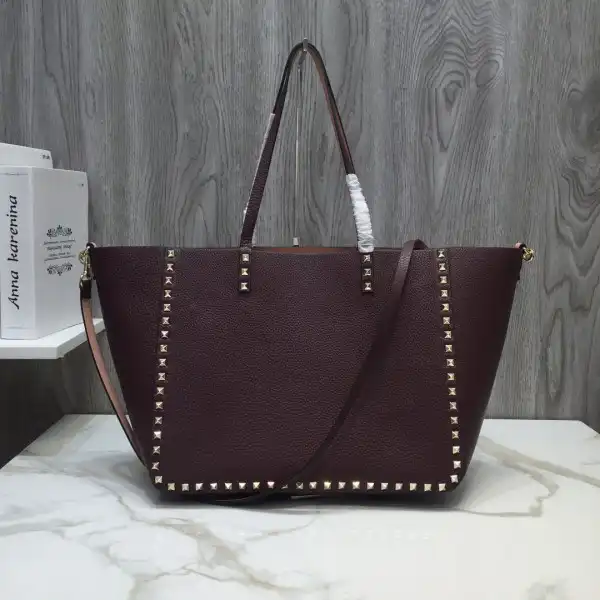 Frstbag ru VALENTINO MEDIUM GRAIN CALFSKIN LEATHER ROCKSTUD BAG