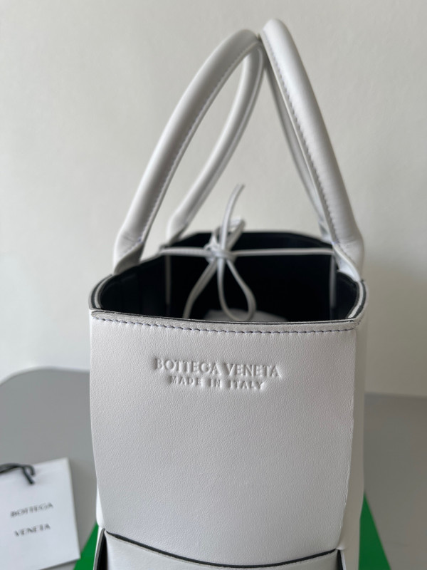 HOT SALE BOTTEGA VENETA Small Arco Tote Bag