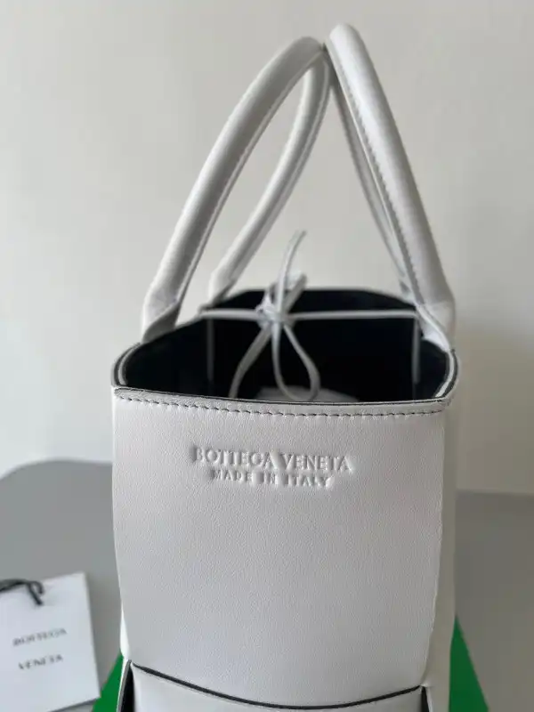 Bagsoffer BOTTEGA VENETA Small Arco Tote Bag