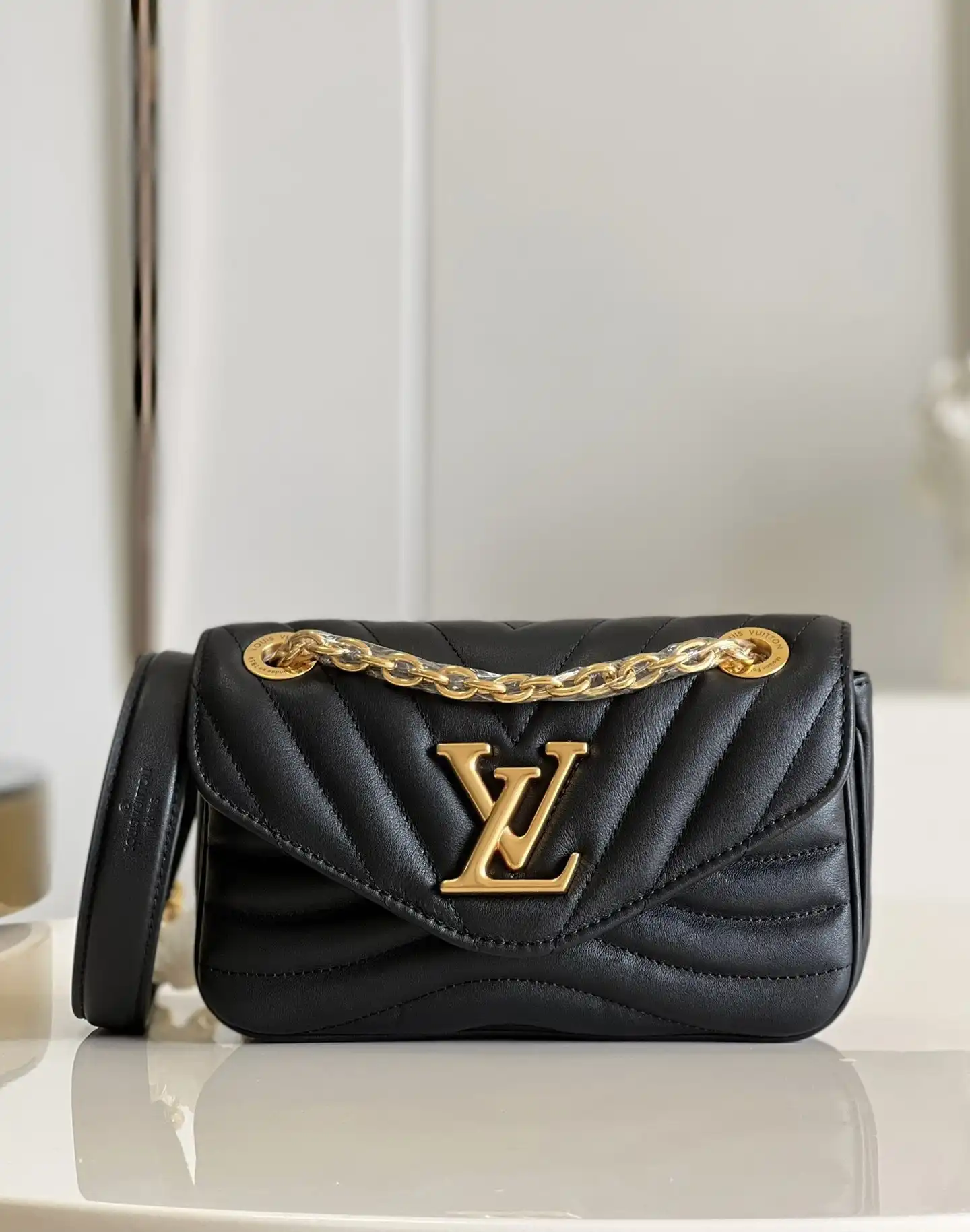 First bag ru LOUIS VUITTON NEW WAVE CHAIN BAG PM