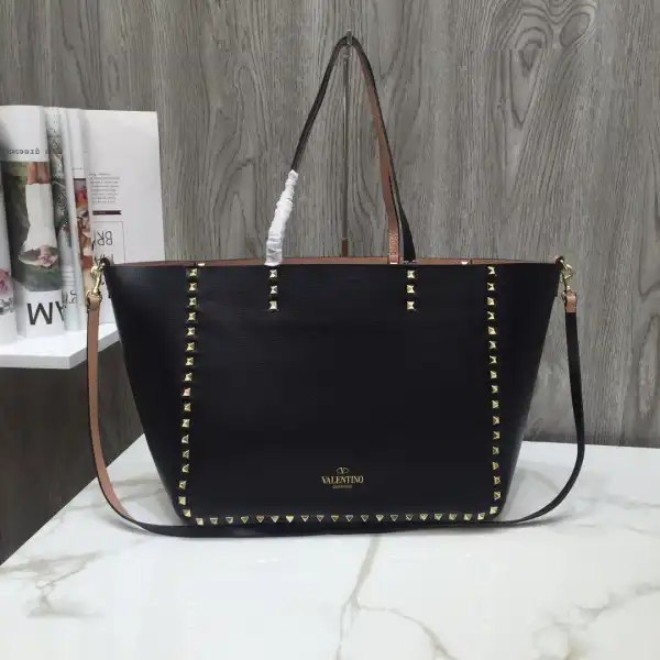 VALENTINO MEDIUM GRAIN CALFSKIN LEATHER ROCKSTUD BAG