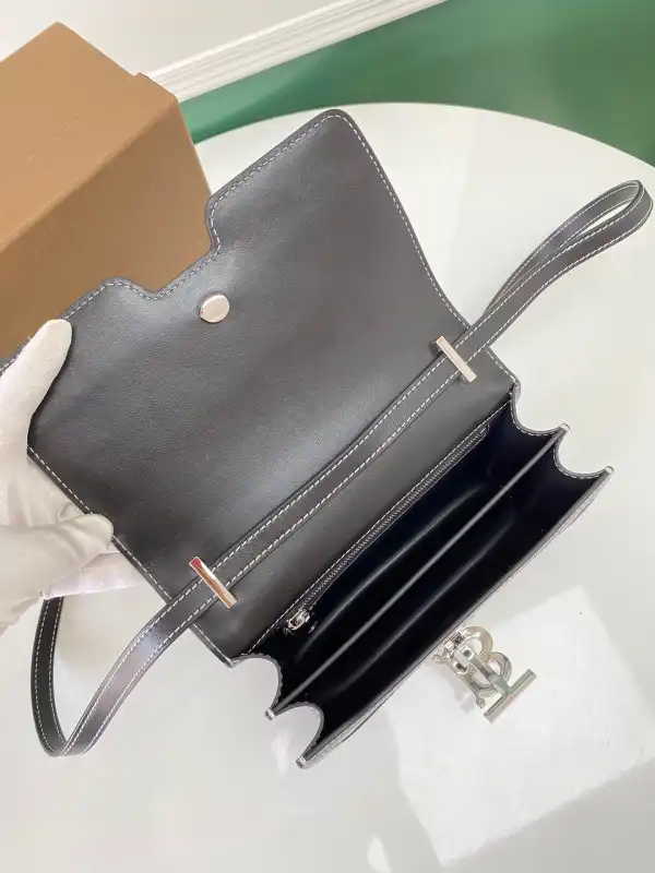 Firstbag Ru BURBERRY SMALL TB BAG