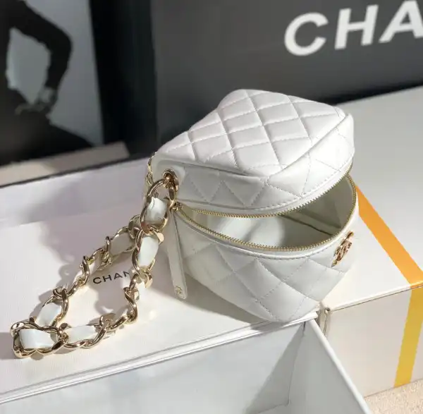 CHANEL CHANELUTCH WITH HANDLE