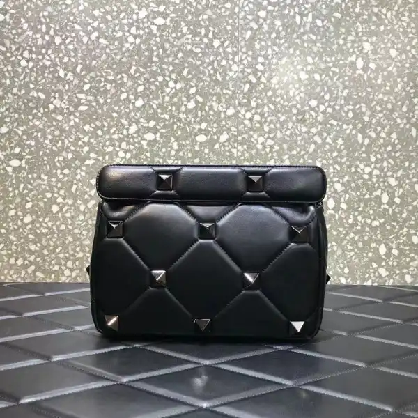 VALENTINO MEDIUM ROMAN STUD THE SHOULDER BAG