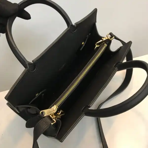 Bagsoffer BURBERRY Mini Leather Title Bag