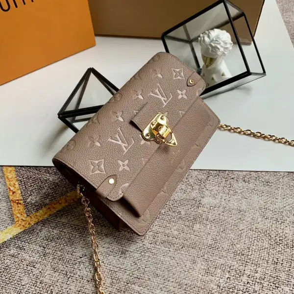 First bag ru LOUIS VUITTON VAVIN CHAIN WALLET