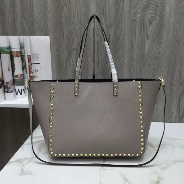 Yupoo bagsoffer VALENTINO MEDIUM GRAIN CALFSKIN LEATHER ROCKSTUD BAG