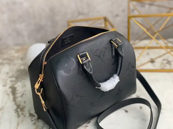 Repladies offers premium fake Louis bags at unbeatable prices. Our products are cheap because we focus on direct sales LOUIS VUITTON SPEEDY BANDOULIÈRE 25