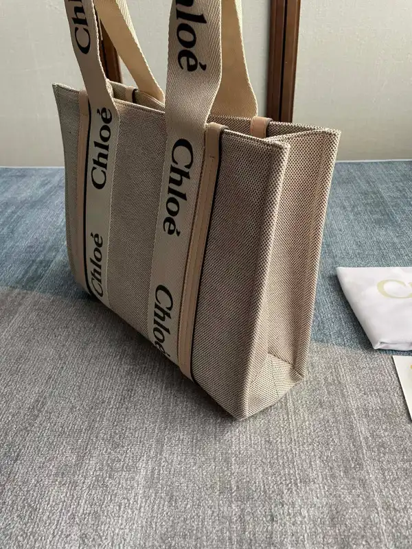 First bag ru CHLOÉ MEDIUM WOODY TOTE BAG