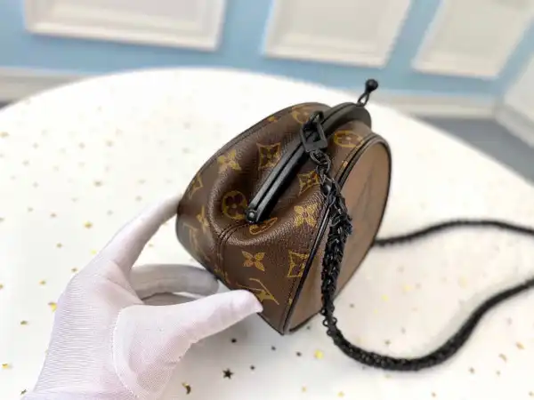 First bag ru LOUIS VUITTON BOURSICOT BC