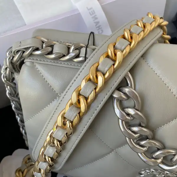 CHANEL 19 FLAP BAG