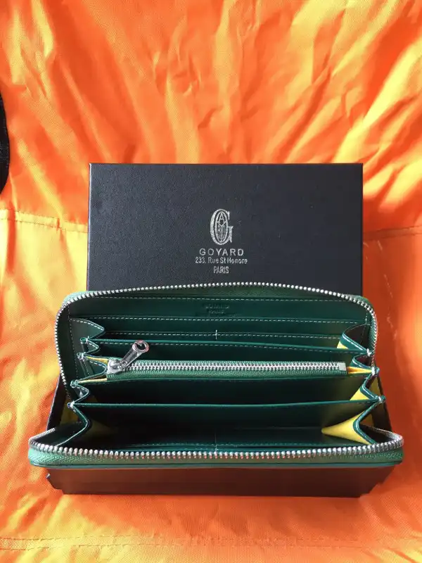 First bag ru GOYARD ZIPPY WALLET