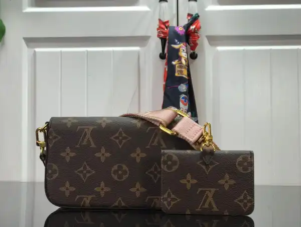 First bag ru LOUIS VUITTON FELICIE STRAP & GO