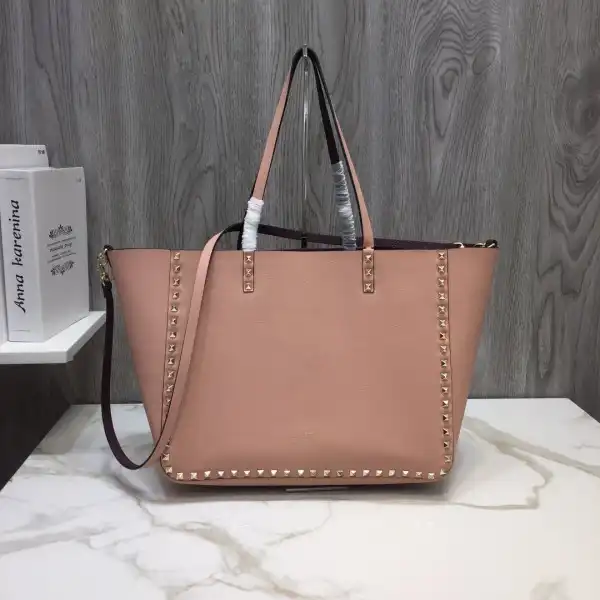 Yupoo bagsoffer VALENTINO MEDIUM GRAIN CALFSKIN LEATHER ROCKSTUD BAG