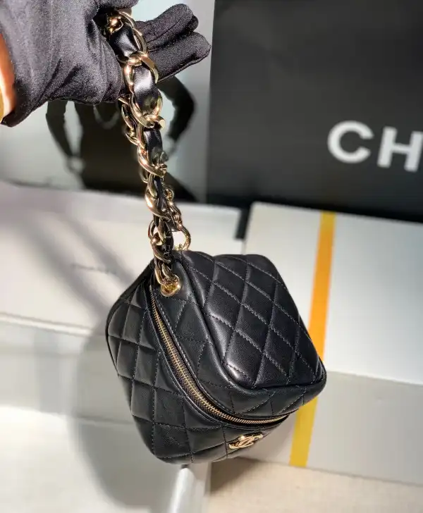 CHANEL CHANELUTCH WITH HANDLE