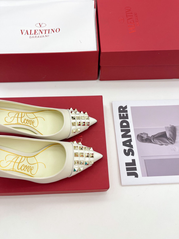 VALENTINO ROCKSTUD ALCOVE KIDSKIN AND PATENT-LEATHER PUMP