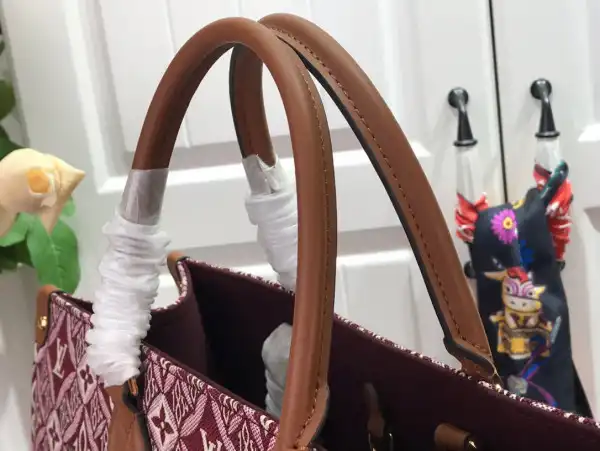 First bag ru LOUIS VUITTON SINCE 1854 ONTHEGO GM