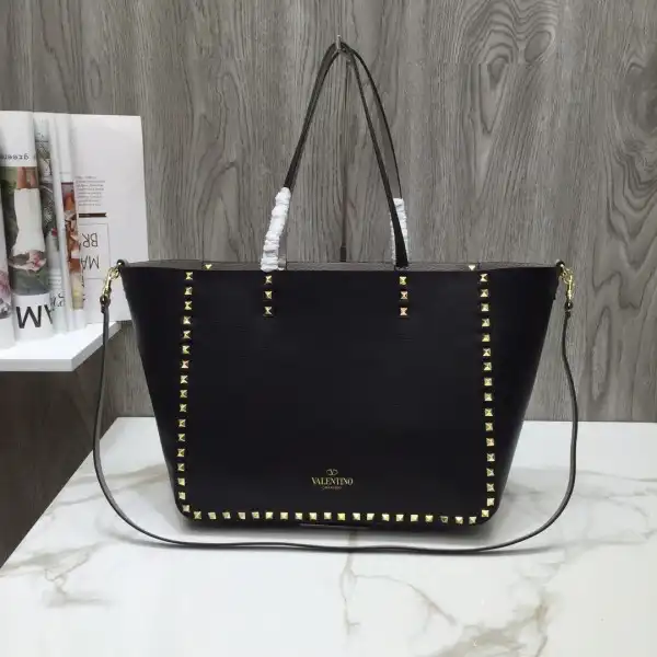 TO VALENTINO MEDIUM GRAIN CALFSKIN LEATHER ROCKSTUD BAG