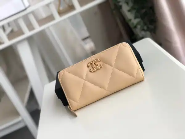 CHANEL 19 ZIPPED WALLET