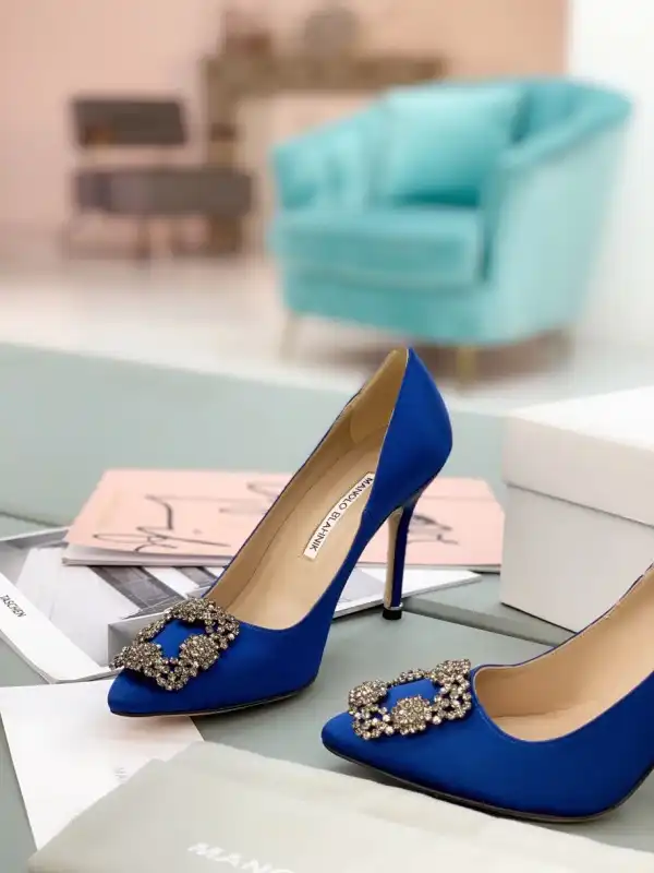 MANOLO BLAHNNIK PUMPS