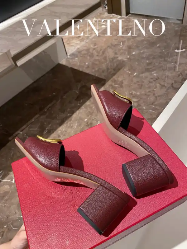 First bag ru VALENTINO VLOGO SIGNATURE SLIDE SANDAL