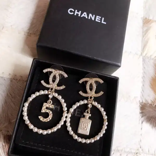 CHANEL EARRING 2020