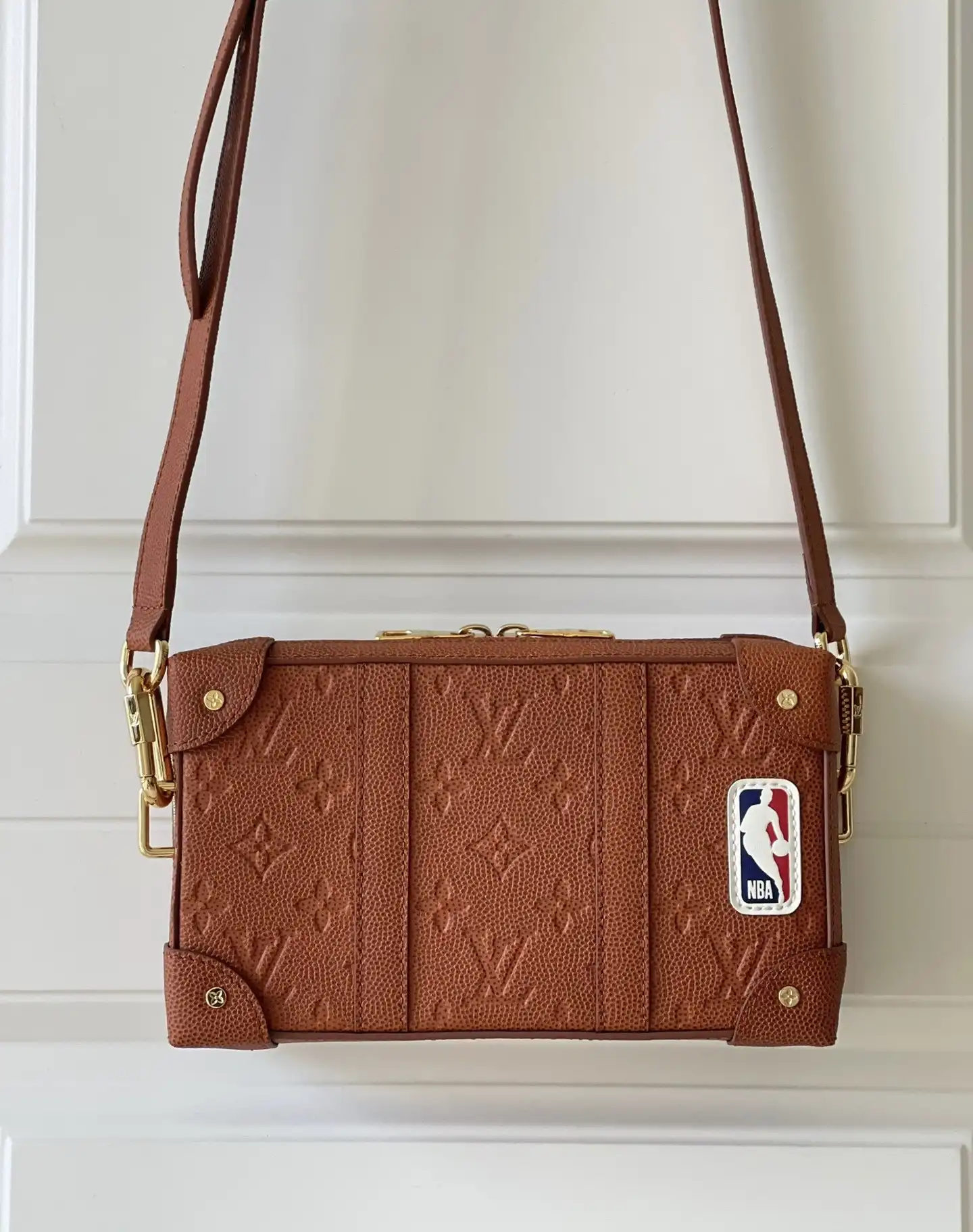 Frstbag ru LOUIS VUITTON LVXNBA SOFT TRUNK WEARABLE WALLET