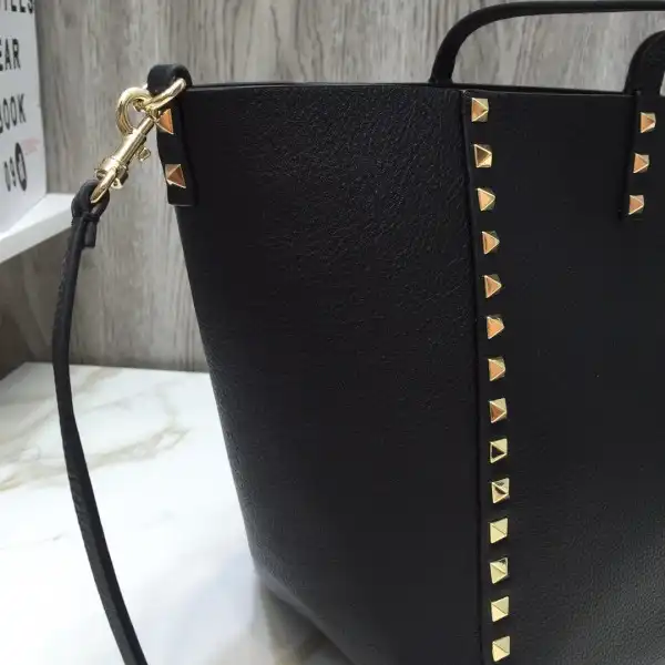 Bagsoffer yupoo VALENTINO MEDIUM GRAIN CALFSKIN LEATHER ROCKSTUD BAG