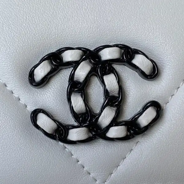 CHANEL19 WALLET ON CHAIN