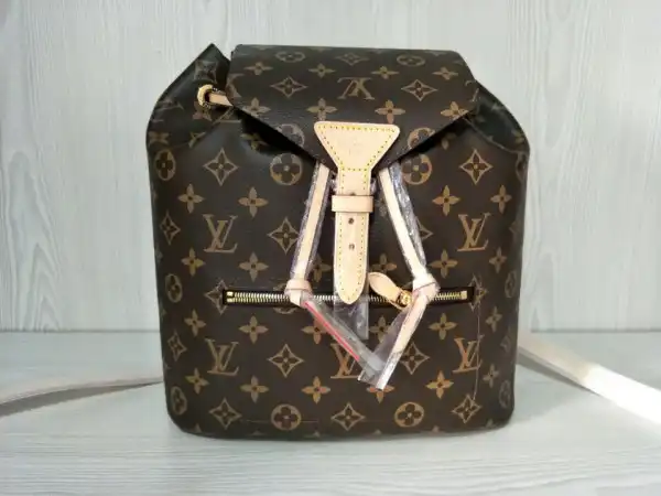 First bag ru Louis Vuitton MONTSOURIS