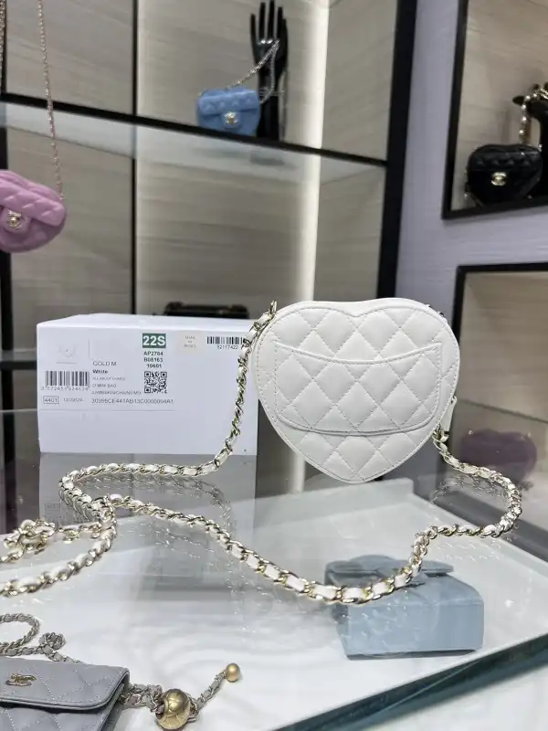 Bagsoffer yupoo CL HEART CLUTCH WITH CHAIN