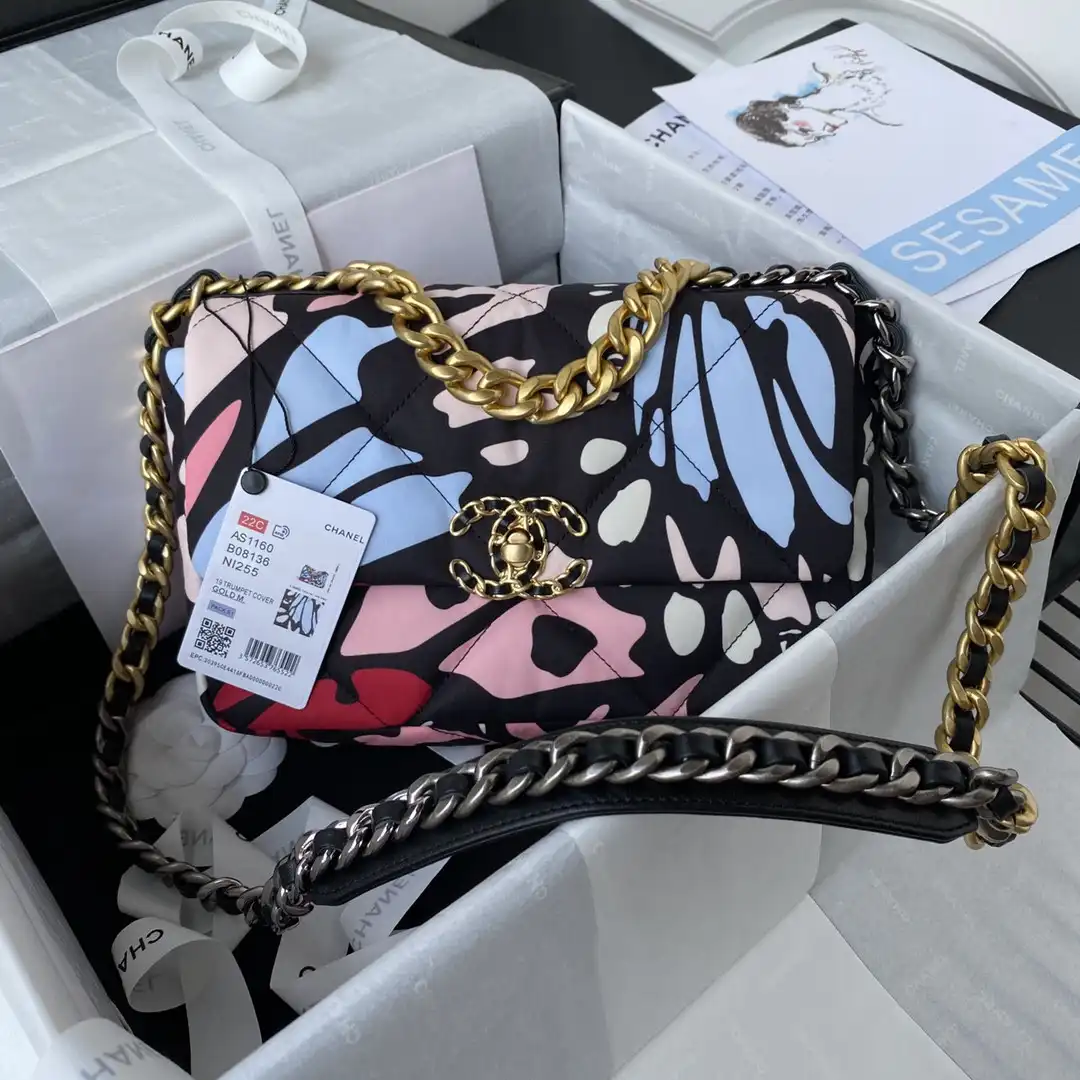 CHANEL 19 FLAP BAG