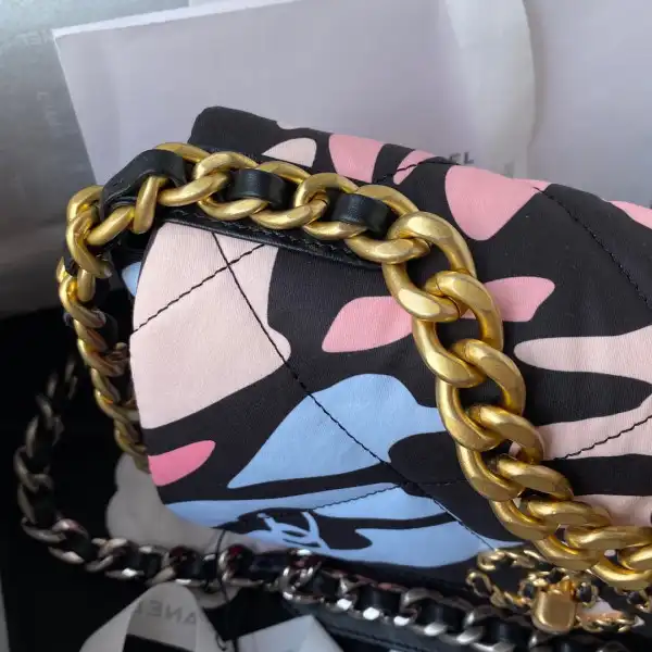 First bag ru CHANEL 19 FLAP BAG