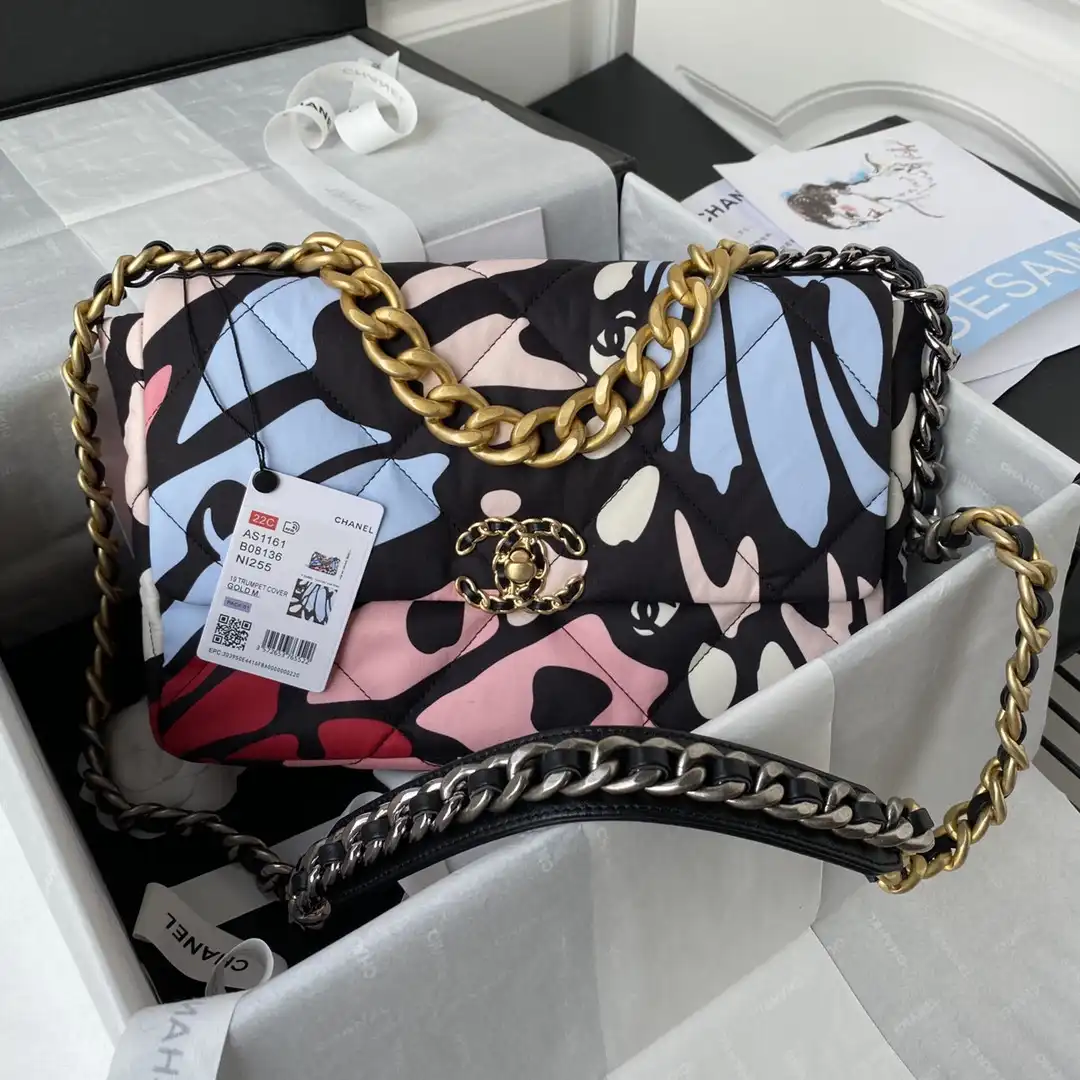 CHANEL 19 FLAP BAG