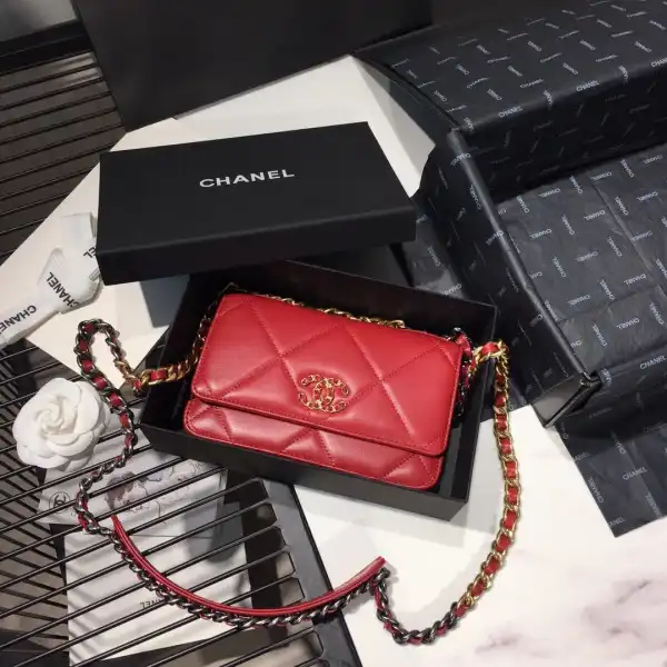 First bag ru CHANEL CHAIN WALLET