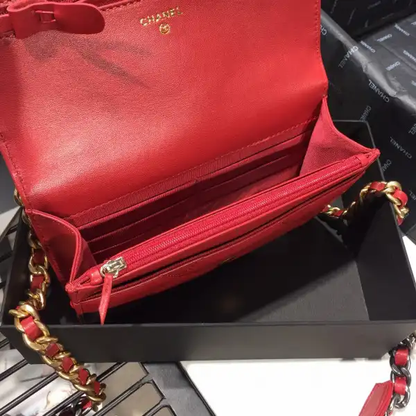 First bag ru CHANEL CHAIN WALLET