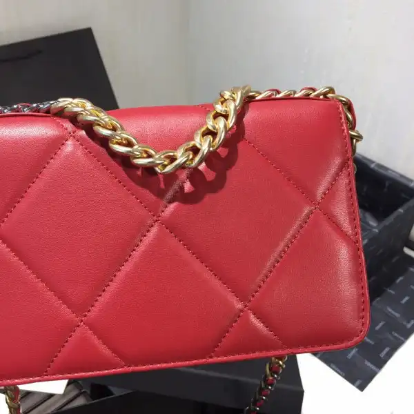 First bag ru CHANEL CHAIN WALLET