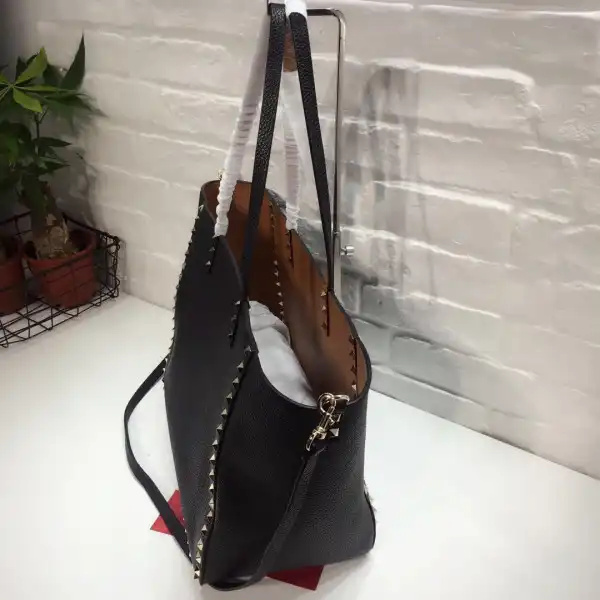 Bagsoffer VALENTINO MEDIUM GRAIN CALFSKIN LEATHER ROCKSTUD BAG