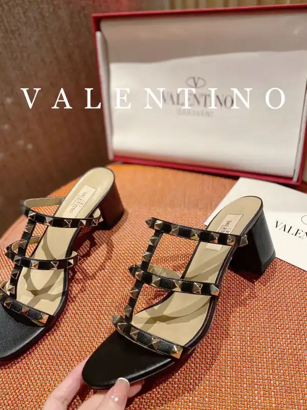 Bagsoffer yupoo VALENTINO ROCKSTUD CALFSKIN LEATHER SLIDE SANDAL